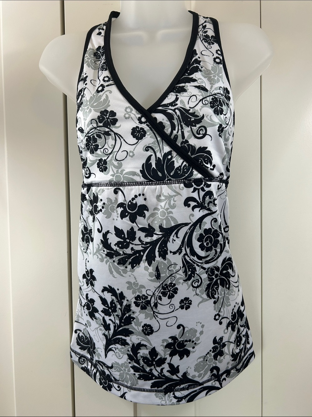 Danskin Women’s Black & White Floral Athletic Tank Top L
